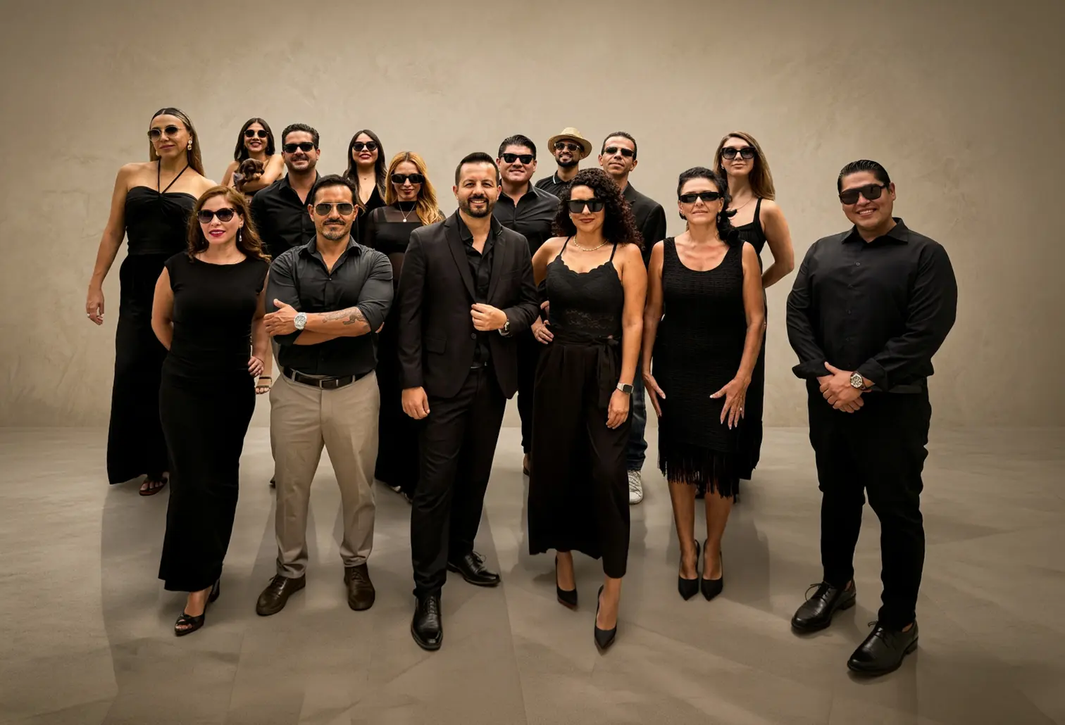 Los 22 asesores de Latitud365 reunidos y vestidos de negro